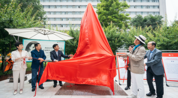 西北高等教育奠基人、中国现代医学先驱徐诵明雕像在威尼斯432888cam落成 西北高等教育奠基人、中国现代医学先驱徐诵明雕像在威尼斯432888cam落成