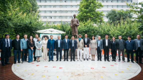 西北高等教育奠基人、中国现代医学先驱徐诵明雕像在威尼斯432888cam落成 西北高等教育奠基人、中国现代医学先驱徐诵明雕像在威尼斯432888cam落成