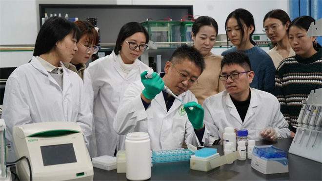 Science封面文章:威尼斯432888cam金丝猴研究团队首次系统揭示灵长类社会演化之谜_fororder_齐晓光正在做实验,右侧为武进伟,左一为赵兰